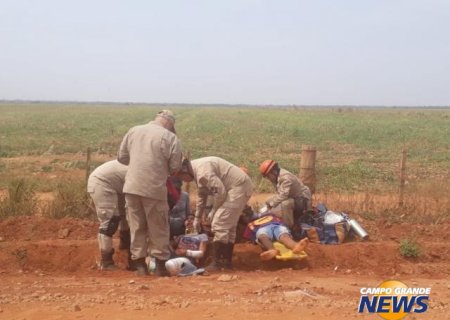 Carro capota e três ficam feridos na estrada da Gameleira