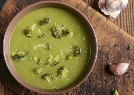 Caldos e sopas saudáveis e veganos para aquecer seu inverno
