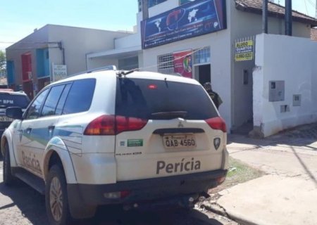Vizinhos sentem cheiro forte e homem de 70 anos é encontrado morto em banheiro