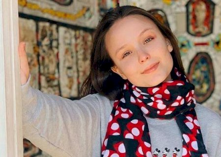 Após 10 anos no SBT, Larissa Manoela se despede da emissora e chora
