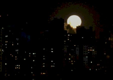 Superlua Rosa, a maior do ano, vai acontecer na noite desta terça-feira