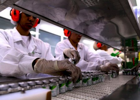 Indústria que testar vacina no Brasil deve facilitar acesso a brasileiros
