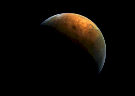 Emirados Árabes divulgam primeira foto de Marte produzida por sua sonda Esperança