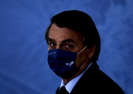 Bolsonaro anuncia comitê para combater a Covid-19 e defende vacinação em massa