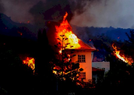 Autoridades se preparam para chegada da lava do vulcão Cumbre Vieja no oceano