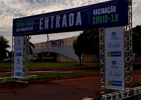 A imunização contra a Covid-19 continua neste feriado (12), em Dourados
