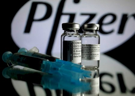 Pfizer diz que crianças que receberam doses de adulto da vacina devem ser monitoradas