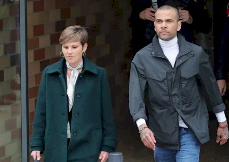 Daniel Alves deixa prisão após pagar fiança e entregar passaportes