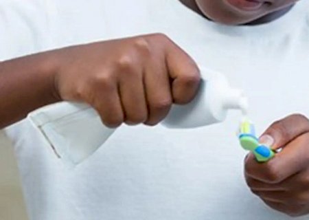 Anvisa suspende creme dental da Colgate após relatos de reações