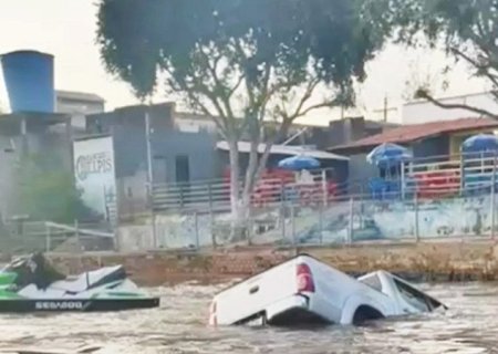 Hilux é arrastada por correnteza e cai no Rio Taquari após perder os freios