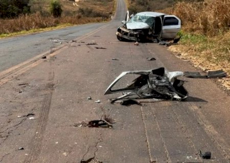 Motorista fica ferido ao desviar de buraco e colidir com carreta na MS-141