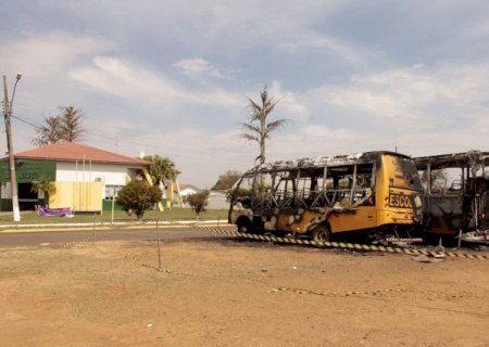 Ônibus escolares são incendiados em frente de prefeitura