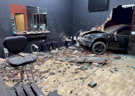 Motorista embriagado invade barbearia com carro, tenta fugir e &eacute; preso