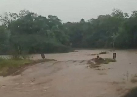 Trânsito é interditado por causa da cheia de rio entre Amambai e Tacuru