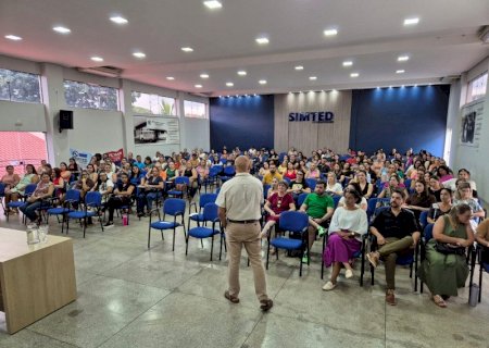 Professores de Apoio Pedagógico Educacional recebem formação antes das voltas às aulas