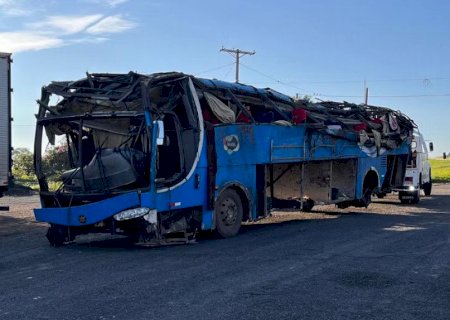 Ônibus com trabalhadores rurais tomba após pneu estourar e 6 pessoas morrem