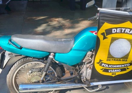 Abordagem após avanço de sinal termina com prisão e moto recuperada