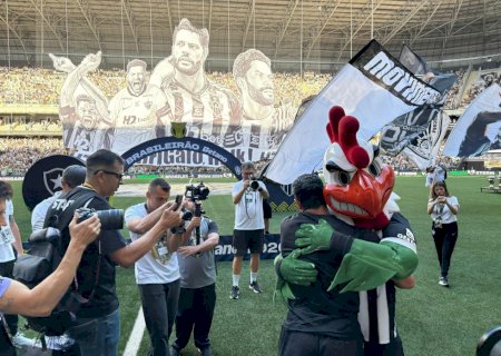 Com direito a mosaico 3D, Hulk é ovacionado pela torcida do Atlético-MG em homenagem