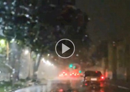 P&eacute;-d'&aacute;gua avan&ccedil;a sobre Campo Grande e deixa c&eacute;u tomado por raios