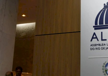 Deputados do RJ aprovam tornozeleira rosa para agressores de mulheres