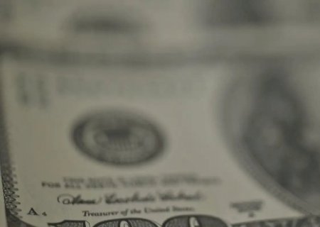 Dólar recua, bolsa cai e petróleo dispara com tensão no Oriente Médio