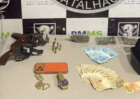 Polícia apreende dois revólveres, maconha e R$ 1,2 mil após denúncia em bar