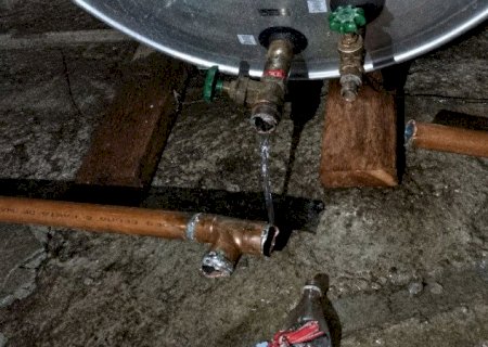 Enfermaria do HV alaga após furto dos canos de cobre da rede de água