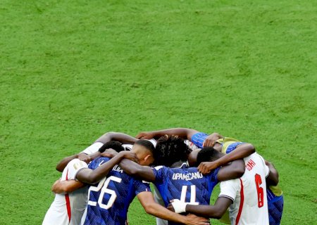 Roda de oração? Abraço coletivo entre jogadores de França e Inglaterra chama atenção; vídeo