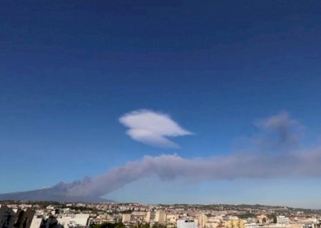 Itália: Etna entra em erupção; espaço aéreo é fechado na Sicília