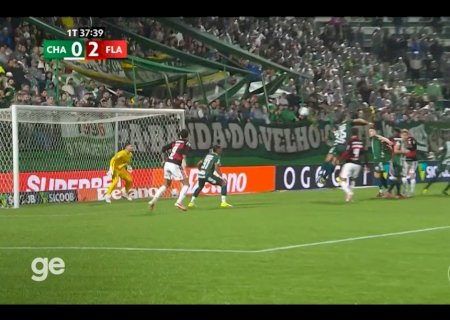 Dupla da Chapecoense protagoniza gol contra bizarro contra o Flamengo; veja