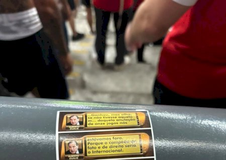 Torcida do Inter cola adesivos na Arena com fala de ex-presidente do Corinthians sobre Brasileiro de 2005
