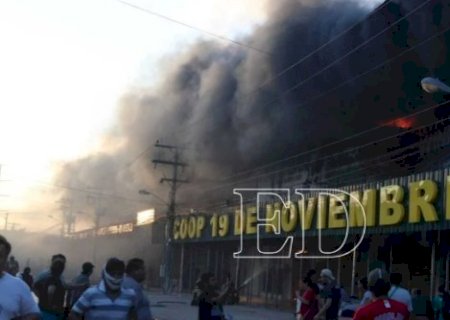 Inc&ecirc;ndio destr&oacute;i parte de uma das feiras mais movimentadas da fronteira