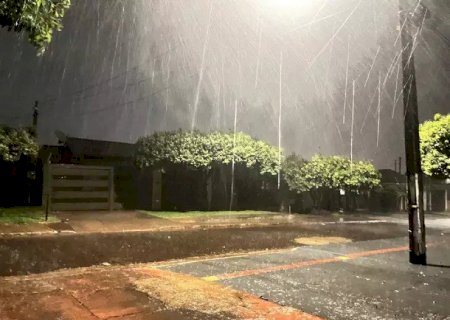 Chuva chega de madrugada com granizo e Inmet alerta para tempestade em todo o MS