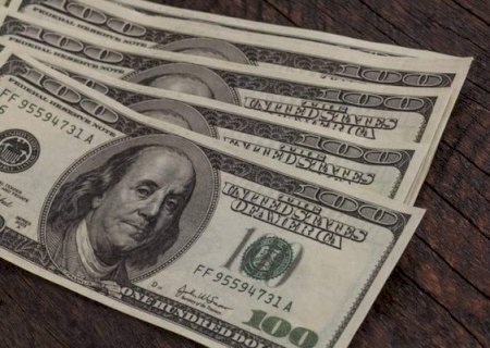D&oacute;lar fecha a R$ 4,97 e acumula queda de 9,35% no ano