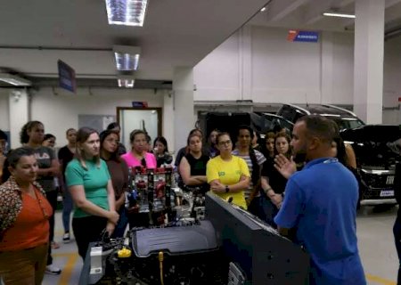 Na oficina, mulheres trocam depend&ecirc;ncia por autonomia debaixo do cap&ocirc;