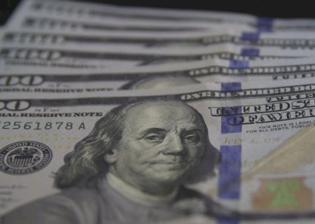D&oacute;lar cai a R$ 5,21 no &uacute;ltimo preg&atilde;o antes do primeiro turno